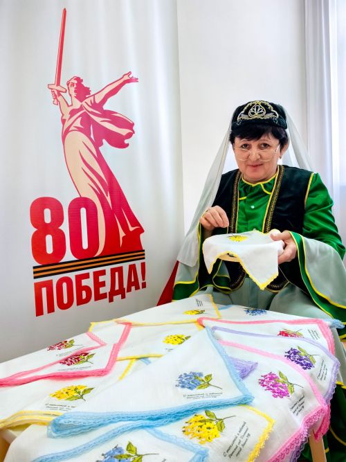 Зәйдә сабыйлар хәрбиләргә кулъяулыклар чикте