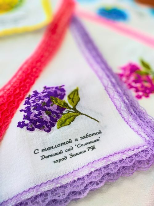 Зәйдә сабыйлар хәрбиләргә кулъяулыклар чикте