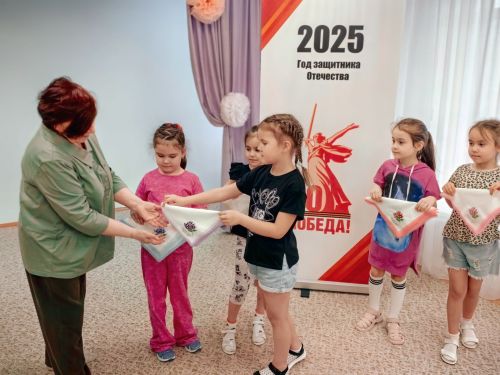Зәйдә сабыйлар хәрбиләргә кулъяулыклар чикте