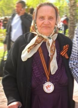 В годы войны жительница Заинска Жвакина (Пальчиковская) Екатерина Андреевна вязала на фронт рукавички и носки