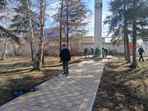 Табигать сагында торучылар Аксарда һәйкәл биләмәсен тәртипкә китерделәр