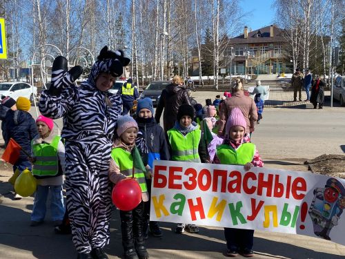 В Заинске дошколята напомнили водителям о детской безопасности