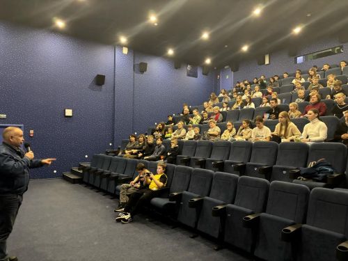 Безопасность на дорогах во время каникул обсудили зрители перед киносеансом в Заинске