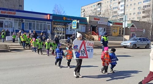 В Заинске дошколята напомнили водителям о детской безопасности