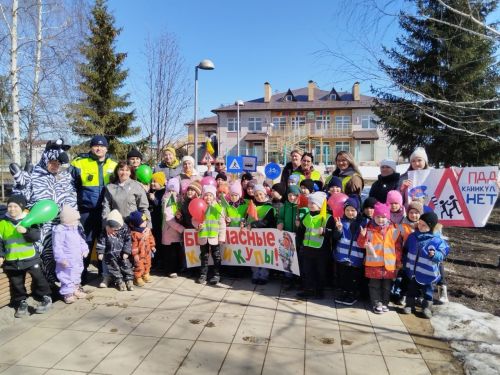 В Заинске дошколята напомнили водителям о детской безопасности