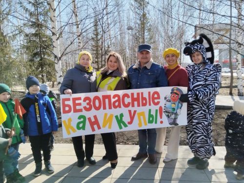 В Заинске дошколята напомнили водителям о детской безопасности