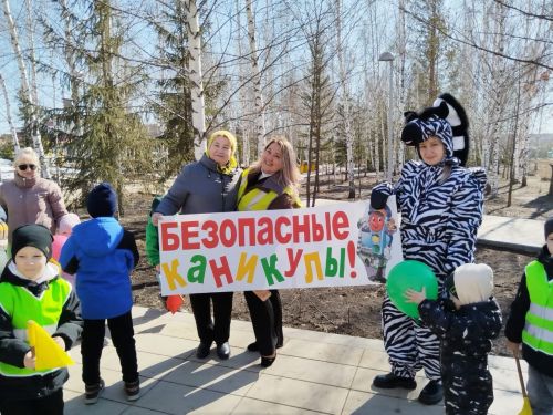В Заинске дошколята напомнили водителям о детской безопасности