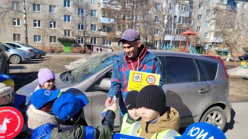 В Заинске дошколята призвали водителей снижать скорость во дворе многоквартирного дома