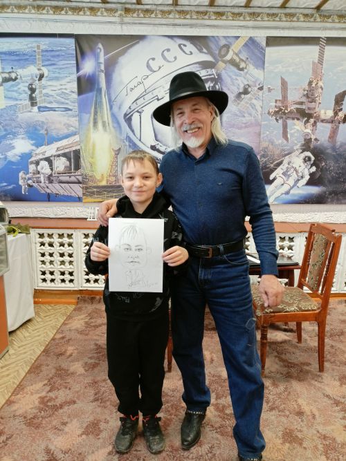 В Заинске художник Фазыл Шиапов подарил детям праздник смеха