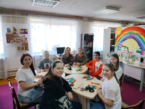 В Заинске дети участников СВО научились плести браслеты из паракорда