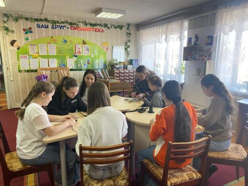 В Заинске дети участников СВО научились плести браслеты из паракорда