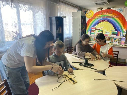 В Заинске дети участников СВО научились плести браслеты из паракорда