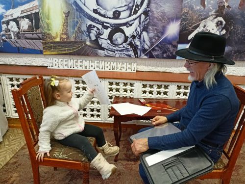 В Заинске художник Фазыл Шиапов подарил детям праздник смеха