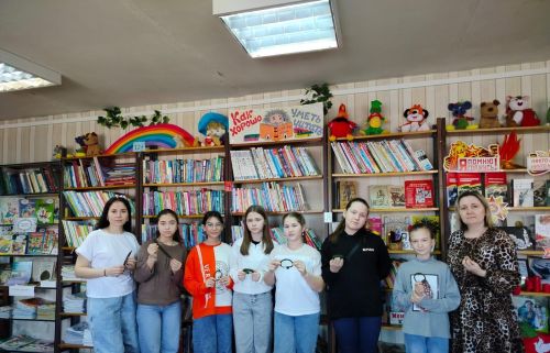 В Заинске дети участников СВО научились плести браслеты из паракорда