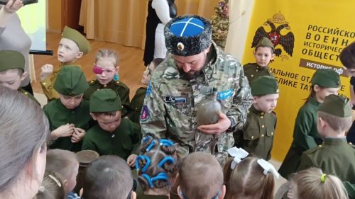 Заинские поисковики показали дошколятам находки с полей сражений Великой Отечественной войны
