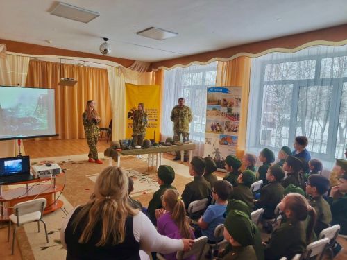 Заинские поисковики показали дошколятам находки с полей сражений Великой Отечественной войны