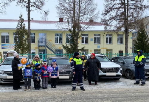 Зәйнең машина йөртүче хатын-кызларына чәчәкләр бүләк иттеләр