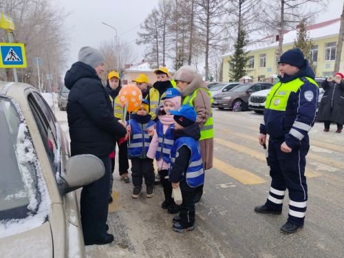 Акция «Цветы для автоледи» в Заинске: юные инспекторы поздравили женщин-водителей