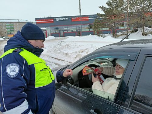 Акция «Цветы для автоледи» в Заинске: юные инспекторы поздравили женщин-водителей