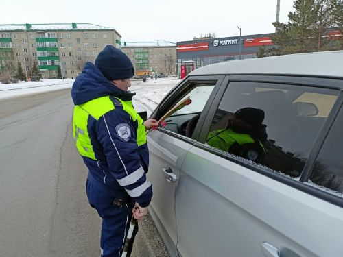 Акция «Цветы для автоледи» в Заинске: юные инспекторы поздравили женщин-водителей