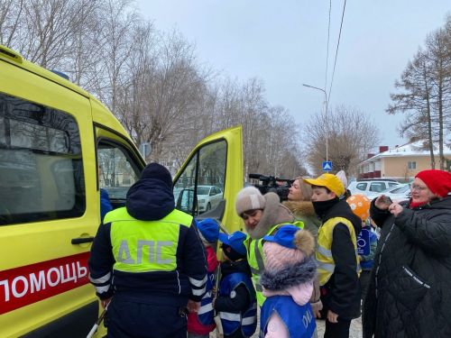 Зәйнең машина йөртүче хатын-кызларына чәчәкләр бүләк иттеләр