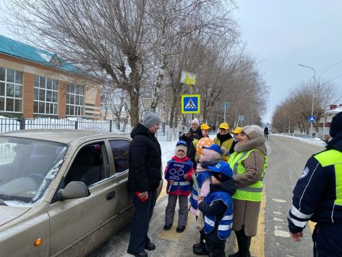 Зәйнең машина йөртүче хатын-кызларына чәчәкләр бүләк иттеләр