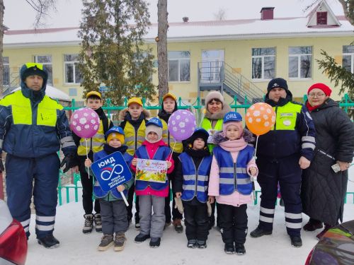 Акция «Цветы для автоледи» в Заинске: юные инспекторы поздравили женщин-водителей