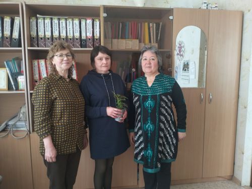 Цветы мамам героев: Всероссийская акция в микрорайоне Мирный к 8 Марта
