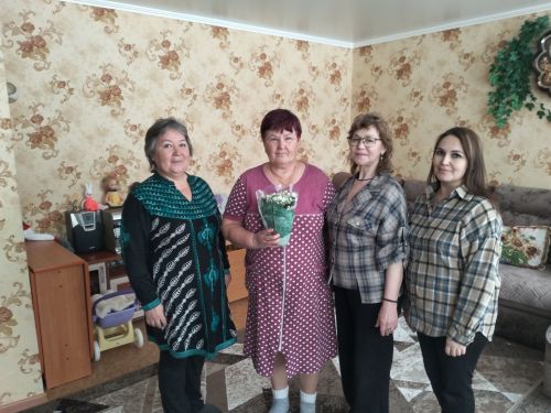 Цветы мамам героев: Всероссийская акция в микрорайоне Мирный к 8 Марта