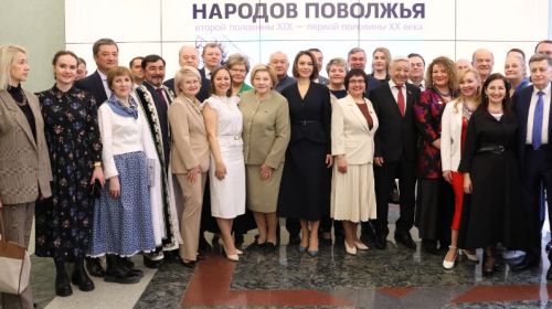 «Многоцветие народов – национальное богатство нашей республики»: В Госдуме открылась выставка костюмов Поволжья