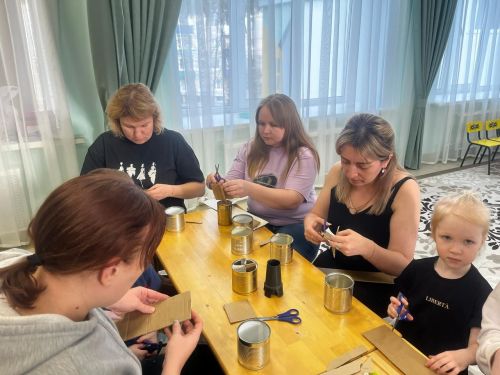 Күңел җылысын кушып: балалар әниләре белән окоп шәмнәре ясадылар
