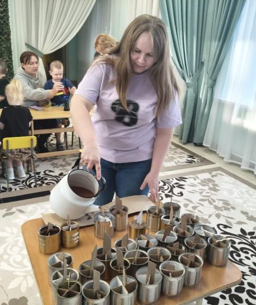 Күңел җылысын кушып: балалар әниләре белән окоп шәмнәре ясадылар