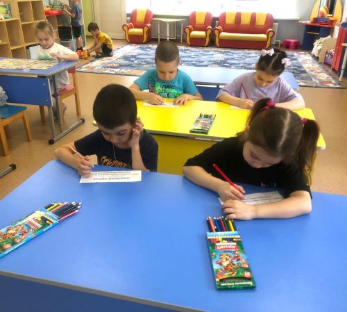 Күңел җылысын кушып: балалар әниләре белән окоп шәмнәре ясадылар