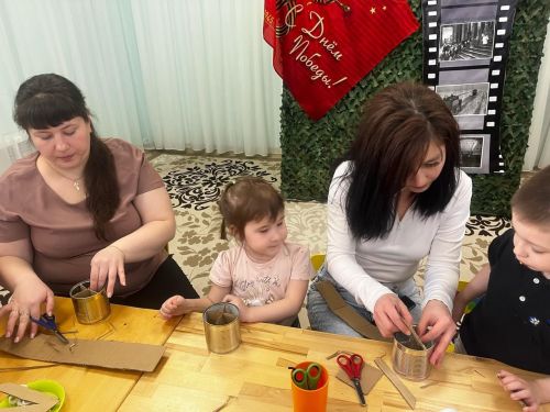 Күңел җылысын кушып: балалар әниләре белән окоп шәмнәре ясадылар