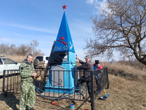 Суворов медале белән бүләкләнгән Бүре-Сарай егете туган авылында һәйкәлне төзекләндерүдә катнаша