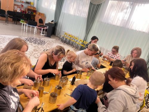 Күңел җылысын кушып: балалар әниләре белән окоп шәмнәре ясадылар