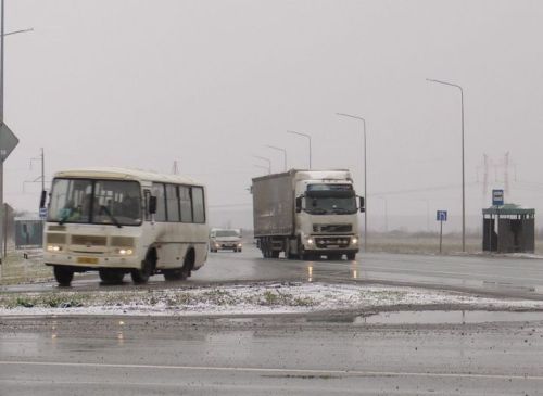 Юл инспекторлары автобус йөртүчеләрне тикшерә