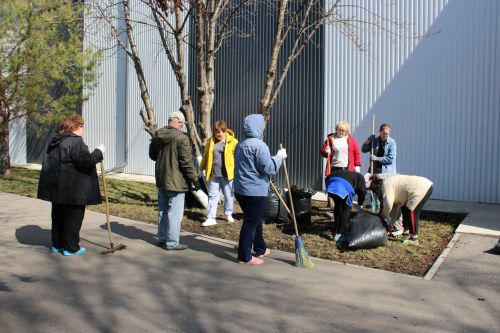 Жители Заинска убирают мусор с улиц в санитарные дни
