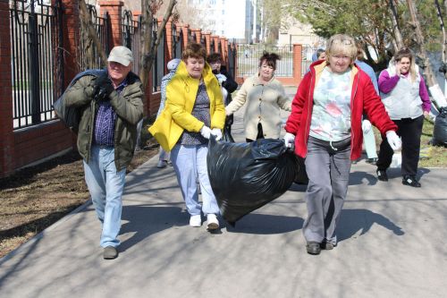 Жители Заинска убирают мусор с улиц в санитарные дни
