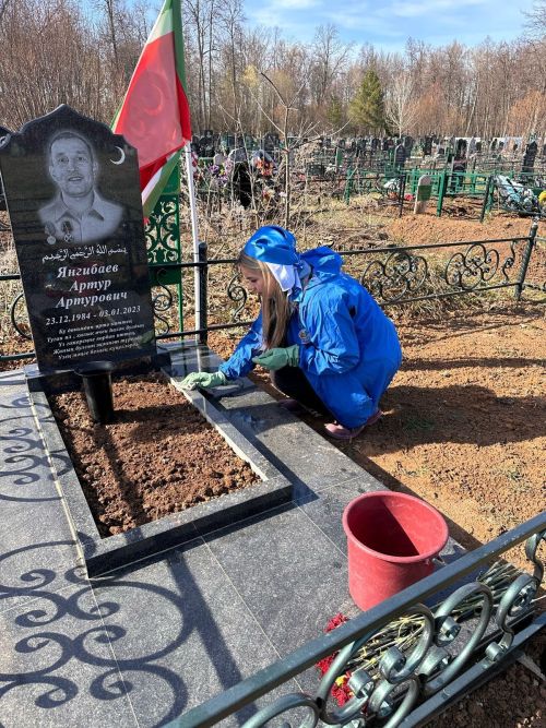В Заинске приводят в порядок могилы участников СВО
