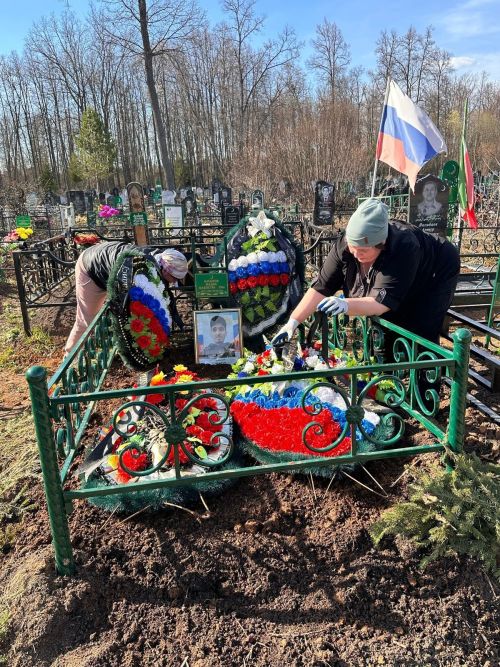 В Заинске приводят в порядок могилы участников СВО