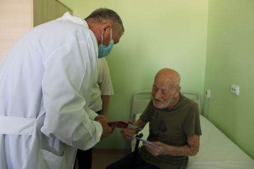 В Заинске поздравили ветерана Великой Отечественной войны с Днём Победы