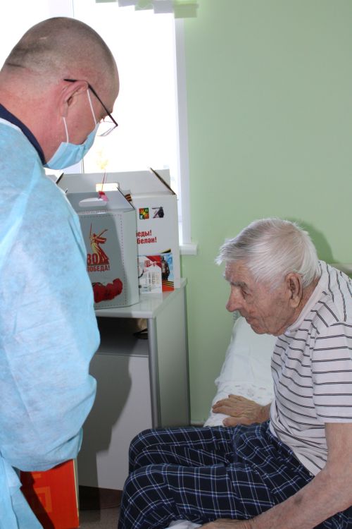 В Заинске поздравили ветерана Великой Отечественной войны с Днём Победы
