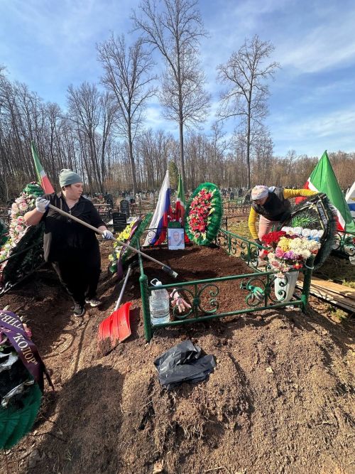 В Заинске приводят в порядок могилы участников СВО
