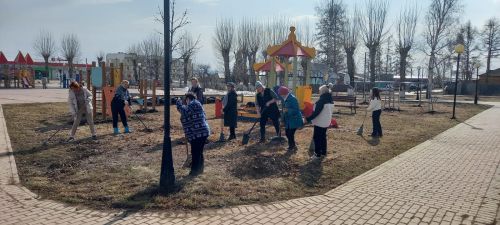 «Весенний десант»: жители Заинского микрорайона дружно вышли на субботник