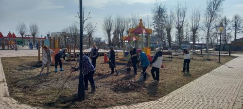 «Весенний десант»: жители Заинского микрорайона дружно вышли на субботник