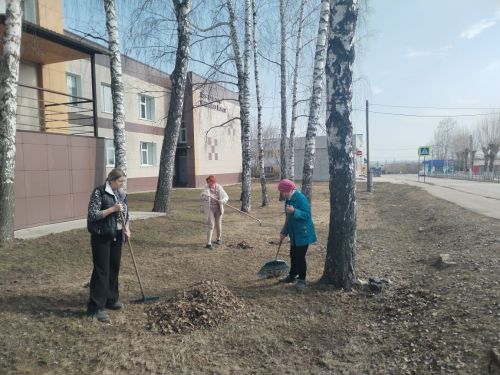 «Весенний десант»: жители Заинского микрорайона дружно вышли на субботник
