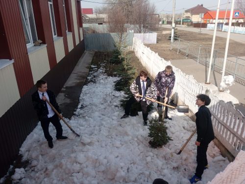 «Весенний десант»: жители Заинского микрорайона дружно вышли на субботник