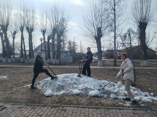 «Весенний десант»: жители Заинского микрорайона дружно вышли на субботник