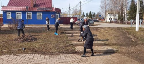 «Весенний десант»: жители Заинского микрорайона дружно вышли на субботник